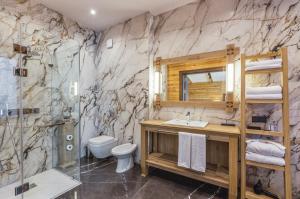 Un baño con lavabo, inodoro y ducha. en Eco Village, en Samarkand