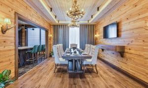 Un comedor con mesa y sillas en Eco Village, en Samarkand 57 fotos más
