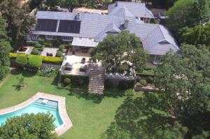 eine Luftansicht eines Hauses mit Pool in der Unterkunft Nine Loch Guesthouse in Johannesburg