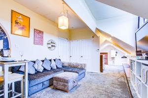 Gallery image of Pass the Keys Artistic stylish apartment in Southend The Loft in Westcliff On Sea