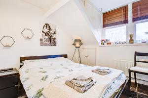 Gallery image of Pass the Keys Artistic stylish apartment in Southend The Loft in Westcliff On Sea +27 photos