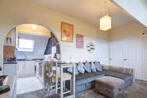Gallery image of Pass the Keys Artistic stylish apartment in Southend The Loft in Westcliff On Sea