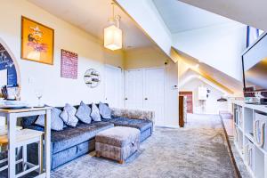 Gallery image of Pass the Keys Artistic stylish apartment in Southend The Loft in Westcliff On Sea