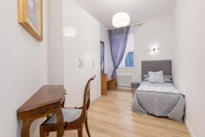 ヴェネツィアにあるRialto Bridge Luxury apartmentのベッドルーム1室(ベッド1台、デスク、テーブル付)