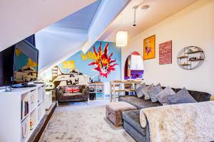 Gallery image of Pass the Keys Artistic stylish apartment in Southend The Loft in Westcliff On Sea