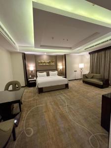 Postel nebo postele na pokoji v ubytování Al Ertiqaa Hotel