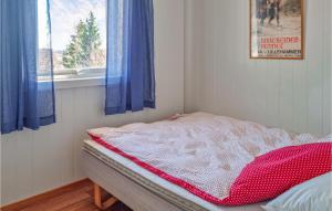 Postel nebo postele na pokoji v ubytování Lovely Home In Saltrd With Wifi