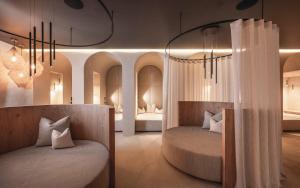 - 2 lits dans une chambre avec 2 lits dans l'établissement Biancaneve Family Hotel, à Selva di Val Gardena