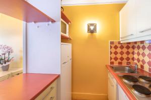 Kuchyň nebo kuchyňský kout v ubytování SOWELL RESIDENCES Les Sablons