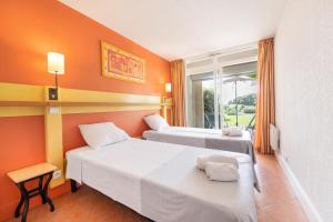 Postel nebo postele na pokoji v ubytování SOWELL RESIDENCES Les Sablons + 37 fotografií
