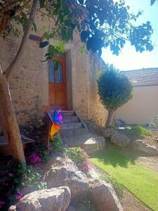 ein Haus mit einer Tür und einer Treppe mit einem Drachen drauf in der Unterkunft Le clos du pin in Thèzan-lès-Béziers