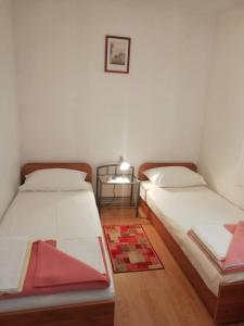 dwa łóżka siedzące obok siebie w pokoju w obiekcie Apartman Zlata w Ražancu