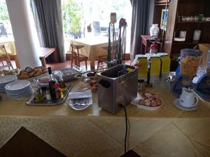 una cocina con una mesa con comida y bebidas. en Il Ghebo, en Cavallino-Treporti