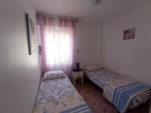 mały pokój z dwoma łóżkami i oknem w obiekcie Apartment in La Zenia w mieście Orihuela Costa