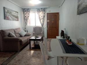 salon z kanapą i stołem w obiekcie Apartment in La Zenia w mieście Orihuela Costa