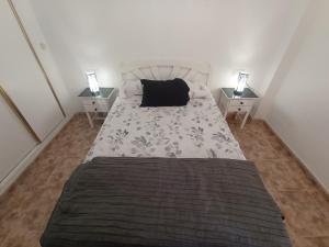 sypialnia z dużym łóżkiem i dwoma szafkami nocnymi w obiekcie Apartment in La Zenia w mieście Orihuela Costa +22 zdjęcia