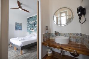 y baño con lavabo y espejo. en Hôtel Le Saint Pierre, La Baule-Escoublac, en La Baule