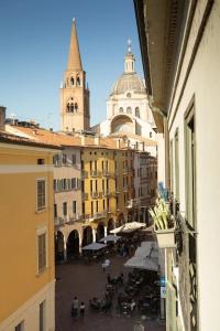 vistas a una calle de la ciudad con personas y edificios en Appartamento Roma 55 en Mantua