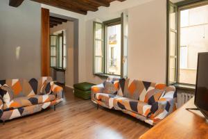 uma sala de estar com dois sofás e uma televisão em Appartamento Roma 55 em Mantova