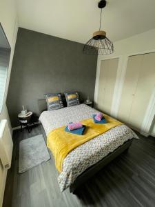a bedroom with a bed with two slippers on it at Bel appartement au coeur du quartier des artistes in Camaret-sur-Mer +7 photos