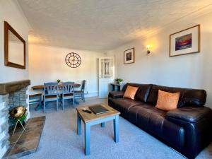 ein Wohnzimmer mit einem Sofa und einem Tisch in der Unterkunft Curzon House Two - Great for Contractors or Family Holidays in Cleethorpes