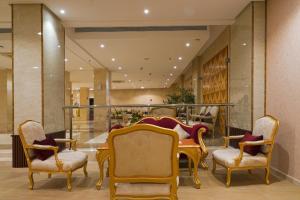 Zona de lounge sau bar la Saraya Al Deafah Hotel