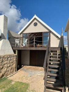 ein Haus mit einer Treppe, die auf einen Balkon führt in der Unterkunft Living The Breede - Infanta Loft in Infanta