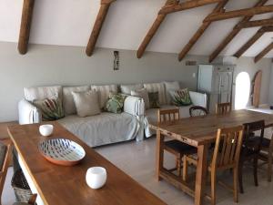 ein Wohnzimmer mit Tisch und Couch in der Unterkunft Living The Breede - Infanta Loft in Infanta