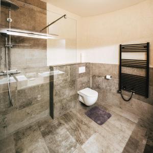 Kúpeľňa v ubytovaní Camping Dreiländereck Blockhütten & Apartments