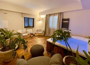 uma sala de estar com vasos de plantas e um grande aquário em Villa Favorita Hotel & Events em Marsala