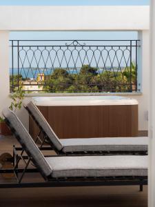 uma cama em frente a uma janela com vista em Villa Favorita Hotel & Events em Marsala