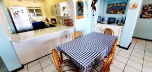 Posezení v ubytování Nomads Nook 8 - 8 Sleeper - Amazing Sea Views!