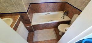 Koupelna v ubytování Nomads Nook 8 - 8 Sleeper - Amazing Sea Views!