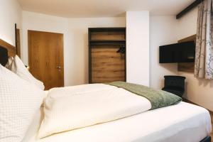 Posteľ alebo postele v izbe v ubytovaní Camping Dreiländereck Blockhütten & Apartments