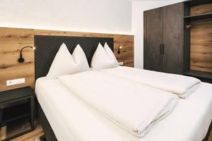 Posteľ alebo postele v izbe v ubytovaní Camping Dreiländereck Blockhütten & Apartments