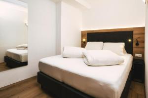 Posteľ alebo postele v izbe v ubytovaní Camping Dreiländereck Blockhütten & Apartments