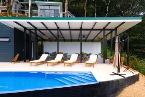 un pabellón con sillas y una piscina en Costa Rican Jungle Experience, en Tinamaste