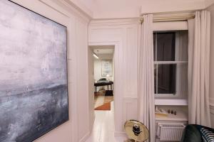 einen Flur mit einem großen Gemälde an der Wand in der Unterkunft Haus of Mason in London + 92 Fotos