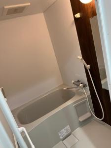 shizuka1 501 في أوساكا: حمام صغير مع حوض استحمام في الغرفة