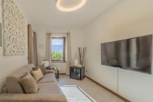 A television and/or entertainment centre at Casa Magnolia Varenna