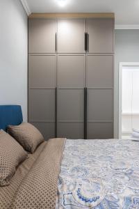 1 dormitorio con 1 cama y armario grande en Central Park View, en Almaty