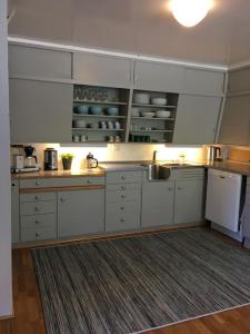 A kitchen or kitchenette at Moonvalley Lodge - stort & koselig hus - Måndalen