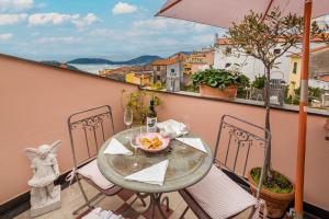 - une table avec un bol de fruits sur le balcon dans l'établissement Casa Monella, à La Spezia