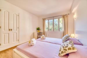 Posteľ alebo postele v izbe v ubytovaní Ideal Property Mallorca - Villa Jardi