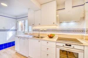 Kuchyňa alebo kuchynka v ubytovaní Ideal Property Mallorca - Villa Jardi