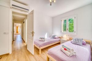 a bedroom with two beds and a window at Ideal Property Mallorca - Villa Jardi in Alcudia