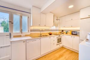 Kuchyňa alebo kuchynka v ubytovaní Ideal Property Mallorca - Villa Jardi