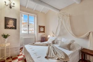 - une chambre avec un lit blanc à baldaquin dans l'établissement Casa Monella, à La Spezia