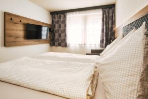 Posteľ alebo postele v izbe v ubytovaní Camping Dreiländereck Blockhütten & Apartments