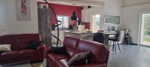 a living room with a couch and a kitchen at Casa Bonni piscine privée in Valréas